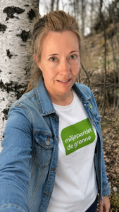 MDGs gruppeleder Lisa Kara Fröyland foran ei bjørk i en lokal hundremeterskog på Skårer i Lørenskog
