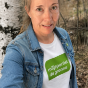 MDGs gruppeleder Lisa Kara Fröyland foran ei bjørk i en lokal hundremeterskog på Skårer i Lørenskog
